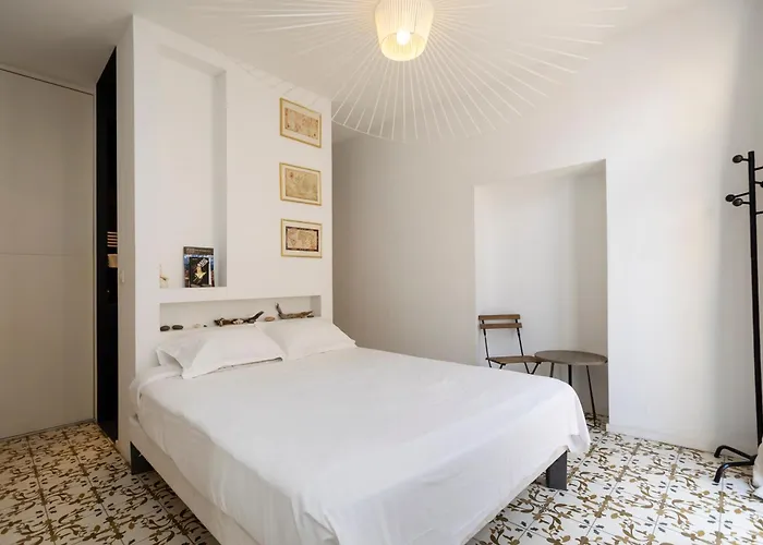 Appartements T2 Rue Conventionnel Chiappe, Quartier Citadelle Port * Ajaccio (Corsica)