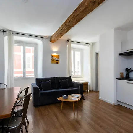 Au Coeur De La Vieille Pietonne & Citadelle Apartment *